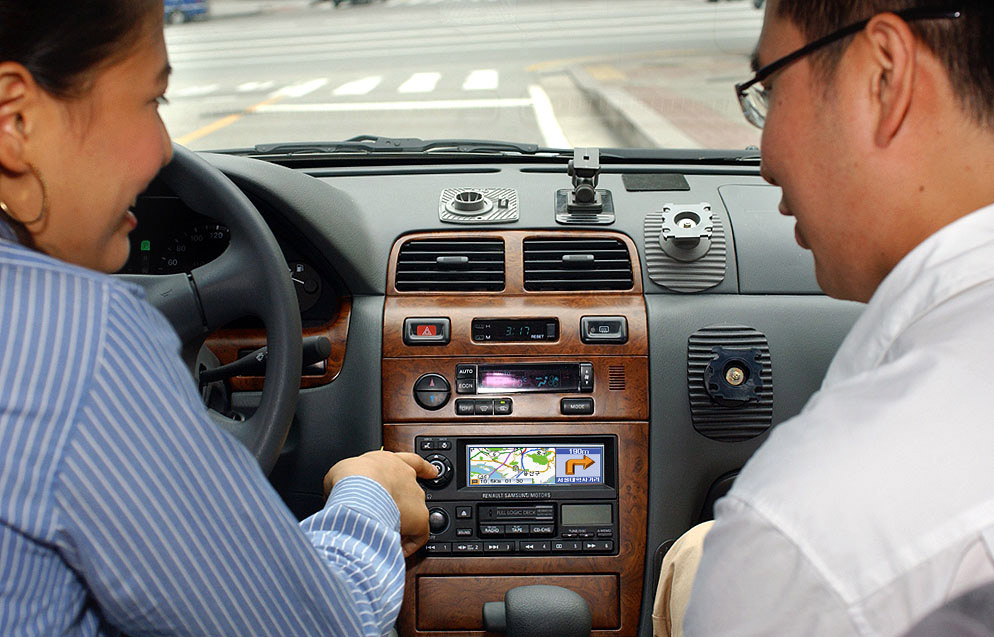 SK Telecom announced its full-fledged entry into the vehicle integration type Telematics market by launching a `Vehicle Integration Type NATE Drive Service` for the customer who purchases any model SM5 series by Renault Samsung Motors. An SK Telecom customer is shown obtaining traffic information by using the intelligent information navigation system (INS300) installed in an SM5 vehicle.